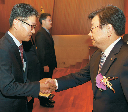 김정남 동부화재 사장(오른쪽)이 4일 서울 강남구 대치동 동부금융센터에서 열린 창립 54주년 기념행사에서 박제광 상무에게 근속 25주년 기념패를 수여하고 있다.     동부화재 제공